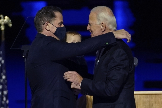 ABD Başkanı seçilen Joe Biden ve Ukrayna bağlantısı nedeniyle suçlamalara konu olan oğlu Hunter Biden (solda). Fotoğraf: AP